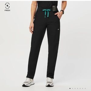NWOT FIGS Yola FREEx lined scrub pants